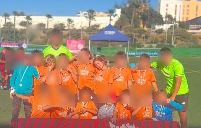 Equipo de la Escuela de Fútbol del Colegio Norte con sus medallas