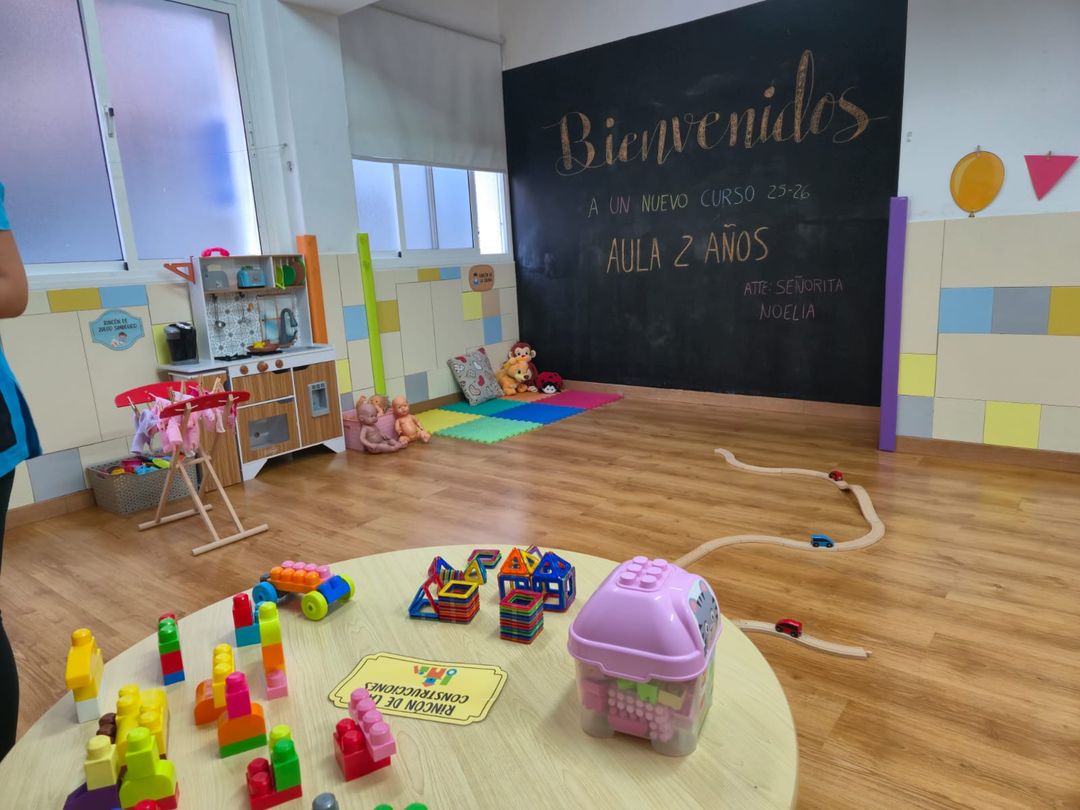 Aula de 2 años de El Iglú, decorada con un mensaje de bienvenida al nuevo curso