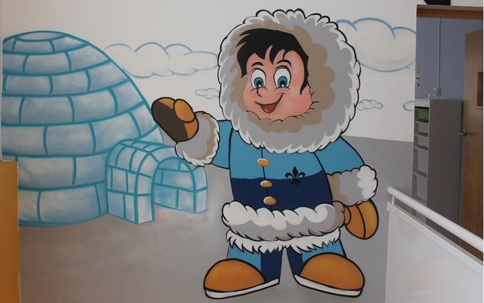 Mural de bienvenida de El Iglú, con el personaje de la escuela infantil
