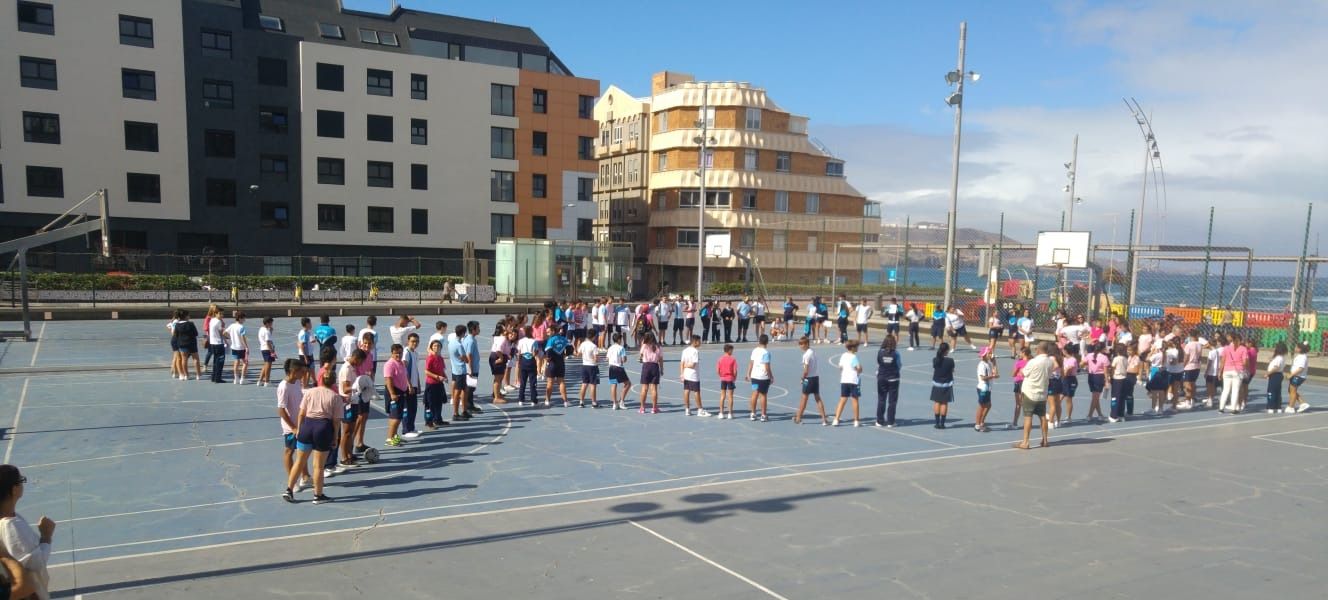 Alumnado del Colegio Norte formando el lazo en Churruca, con el barrio de fondo