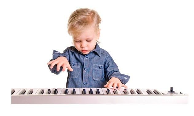 Alumno tocando el piano en el Colegio Norte