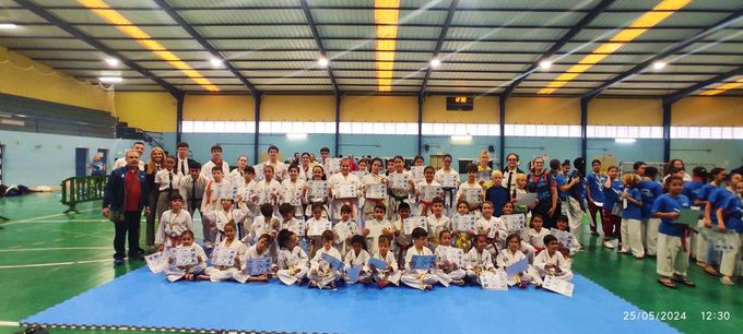 Alumnado del Colegio Norte tras una competición de Taekwondo con sus diplomas
