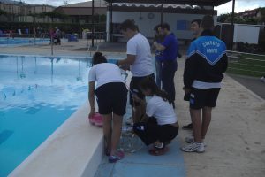 Preparando los submarinos en el evento de robótica.